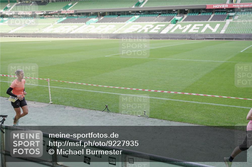 05.10.2025 - 20. swb-Marathon Bremen Michael Burmester http://msf.ph/oto/9227935 05.10.2025 10:25:26 Laufen im Stadion 8187, 9006, 9253, 9302, 9361, 9558, 9614, 9775, 9849, 9865, 9884, 9919, 9967, 10104, 10155, 10306, 10348, 10375, 10474, 10505, 10541, 10553, 10652, 10666, 10979, 11217, 11230, 11256, 11304, 11316, 11346, 11403, 11503, 11581, 11640, 11745, 9700, 10208, 10691, 10744, 10838, 10910, 11476, 11725 meine-sportfotos.de