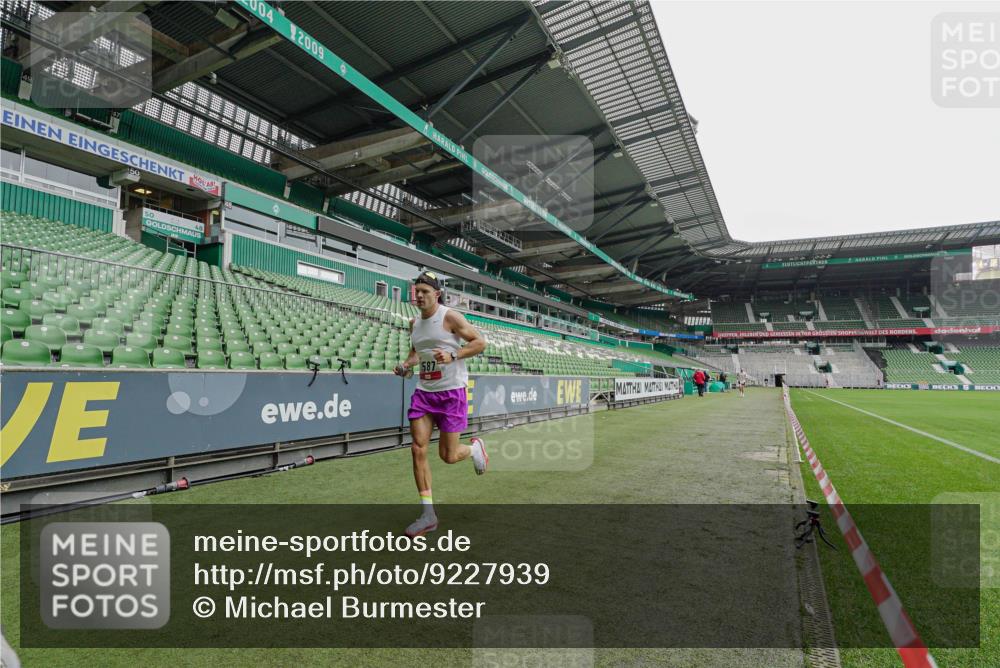 05.10.2025 - 20. swb-Marathon Bremen Michael Burmester http://msf.ph/oto/9227939 05.10.2025 12:23:36 Laufen im Stadion 44, 291, 351, 681, 691, 1117, 1143, 1363, 1587, 1714, 4, 16, 456, 1351, 2138 meine-sportfotos.de
