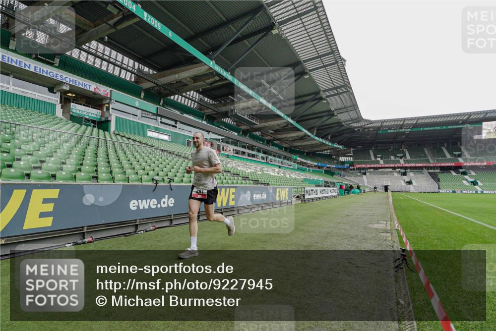 05.10.2025 - 20. swb-Marathon Bremen Michael Burmester http://msf.ph/oto/9227945 05.10.2025 12:23:46 Laufen im Stadion 44, 291, 681, 691, 1117, 1363, 1587, 1714, 4, 351, 1143, 1351 meine-sportfotos.de