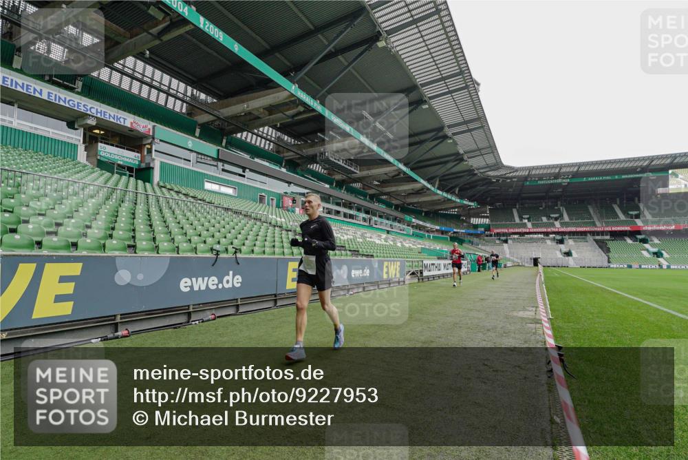 05.10.2025 - 20. swb-Marathon Bremen Michael Burmester http://msf.ph/oto/9227953 05.10.2025 12:24:04 Laufen im Stadion 44, 291, 467, 583, 681, 691, 1117, 1459, 1587, 1714, 351, 1143, 1363 meine-sportfotos.de