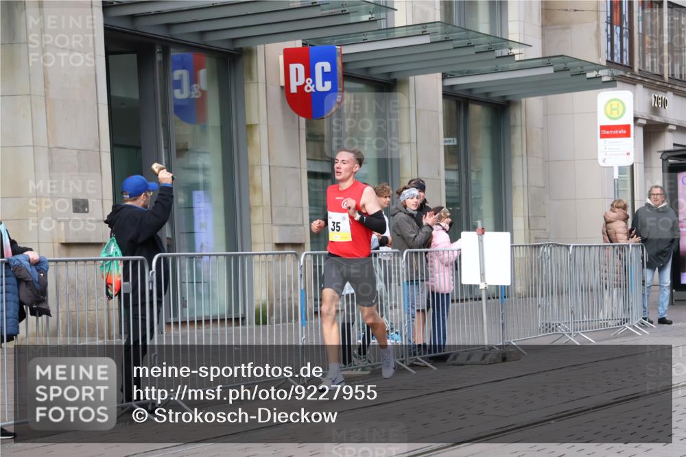 05.10.2025 - 20. swb-Marathon Bremen Strokosch-Dieckow http://msf.ph/oto/9227955 05.10.2025 10:26:55 Ziel 35, 35 meine-sportfotos.de