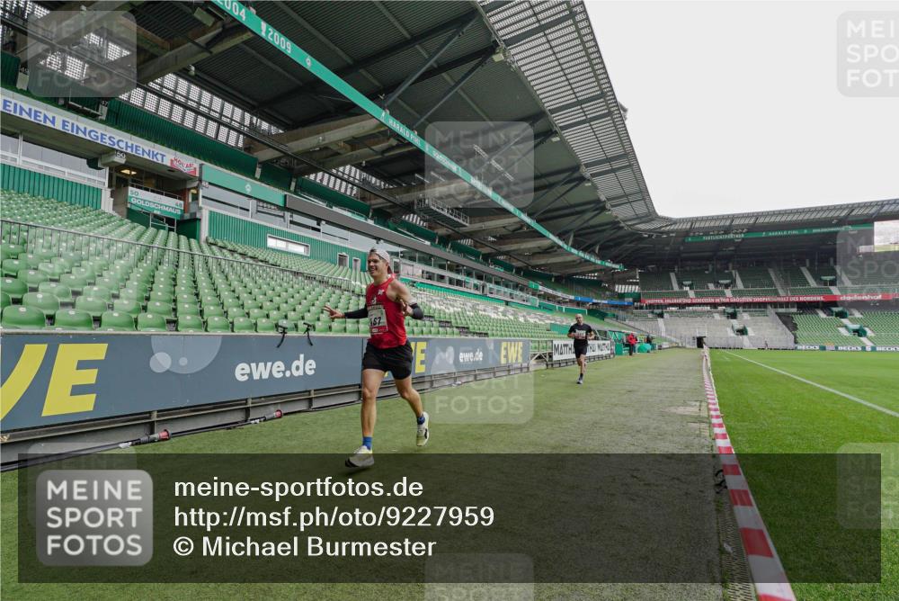 05.10.2025 - 20. swb-Marathon Bremen Michael Burmester http://msf.ph/oto/9227959 05.10.2025 12:24:07 Laufen im Stadion 291, 467, 583, 681, 691, 1117, 1459, 1587, 1714, 44, 1363 meine-sportfotos.de
