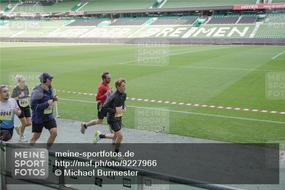 05.10.2025 - 20. swb-Marathon Bremen Michael Burmester http://msf.ph/oto/9227966 05.10.2025 10:25:28 Laufen im Stadion 9006, 9302, 9361, 9558, 9614, 9775, 9849, 9865, 9884, 9919, 9967, 10104, 10155, 10306, 10348, 10375, 10474, 10505, 10541, 10553, 10652, 10666, 10979, 11217, 11230, 11256, 11304, 11316, 11346, 11403, 11503, 11581, 11640, 11666, 11745, 8187, 9253, 9700, 10208, 10691, 10744, 10838, 10910, 11217, 11476, 11725 meine-sportfotos.de