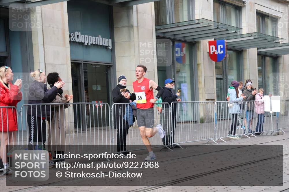 05.10.2025 - 20. swb-Marathon Bremen Strokosch-Dieckow http://msf.ph/oto/9227968 05.10.2025 10:26:56 Ziel 35, 35 meine-sportfotos.de