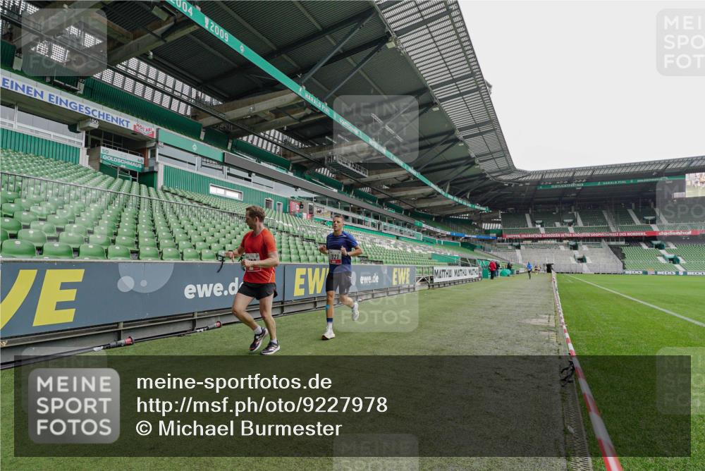 05.10.2025 - 20. swb-Marathon Bremen Michael Burmester http://msf.ph/oto/9227978 05.10.2025 12:25:02 Laufen im Stadion 1162, 1289, 1539, 1921, 467, 583, 1459 meine-sportfotos.de