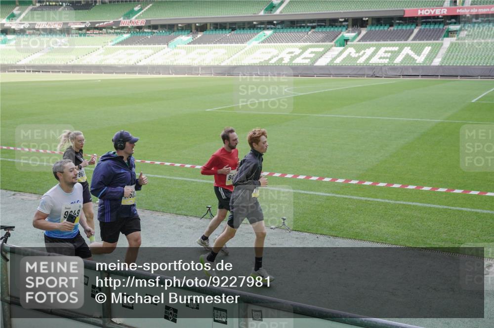 05.10.2025 - 20. swb-Marathon Bremen Michael Burmester http://msf.ph/oto/9227981 05.10.2025 10:25:29 Laufen im Stadion 9006, 9302, 9361, 9558, 9614, 9775, 9849, 9865, 9884, 9919, 9967, 10104, 10155, 10306, 10348, 10375, 10474, 10505, 10541, 10553, 10652, 10666, 10979, 11230, 11256, 11304, 11316, 11346, 11403, 11503, 11581, 11640, 11666, 11745, 8187, 9253, 9700, 10208, 10375, 10691, 10744, 10838, 10910, 11217, 11476, 11725 meine-sportfotos.de