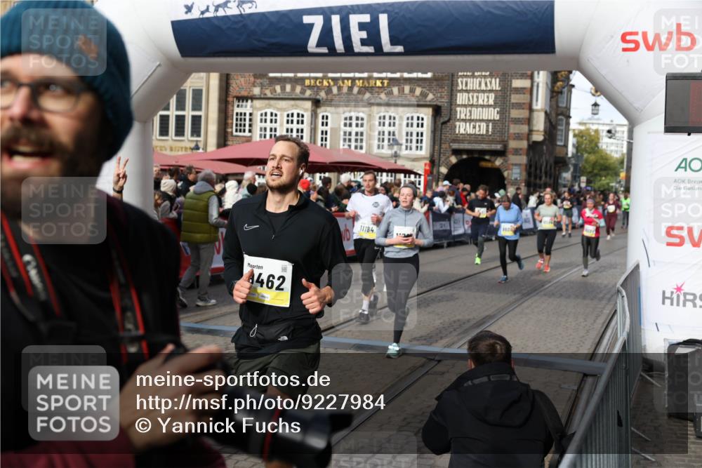 05.10.2025 - 20. swb-Marathon Bremen Yannick Fuchs http://msf.ph/oto/9227984 05.10.2025 10:58:27 Ziel 7077, 9174, 9462, 9608, 9952, 10084, 10368, 10586, 10786, 11049, 11184, 11495, 11562, 11724 meine-sportfotos.de