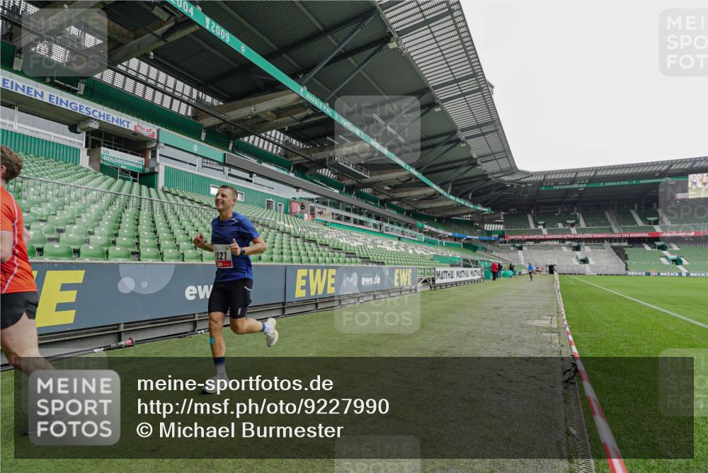05.10.2025 - 20. swb-Marathon Bremen Michael Burmester http://msf.ph/oto/9227990 05.10.2025 12:25:03 Laufen im Stadion 1162, 1289, 1539, 1921, 467, 583, 1459 meine-sportfotos.de