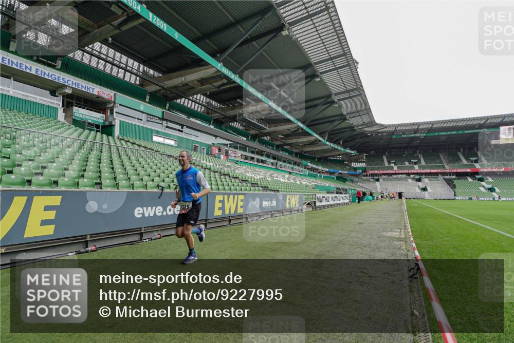 05.10.2025 - 20. swb-Marathon Bremen Michael Burmester http://msf.ph/oto/9227995 05.10.2025 12:25:13 Laufen im Stadion 364, 1162, 1289, 1539, 1921, 467, 583 meine-sportfotos.de