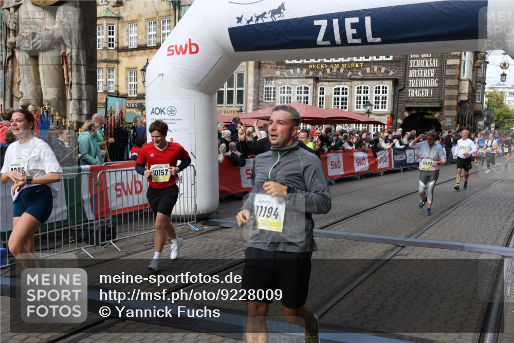 05.10.2025 - 20. swb-Marathon Bremen Yannick Fuchs http://msf.ph/oto/9228009 05.10.2025 11:01:38 Ziel 7908, 9286, 9322, 9371, 10157, 10336, 11194, 11493, 11633 meine-sportfotos.de