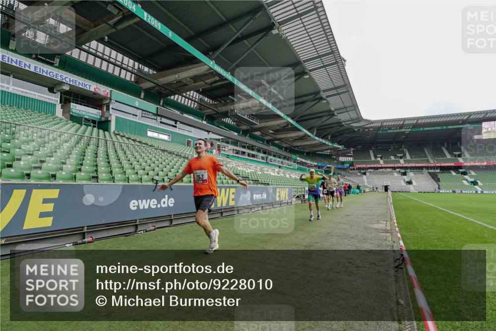 05.10.2025 - 20. swb-Marathon Bremen Michael Burmester http://msf.ph/oto/9228010 05.10.2025 12:25:28 Laufen im Stadion 153, 263, 364, 438, 559, 1068, 1077, 1162, 1289, 1921, 1539 meine-sportfotos.de
