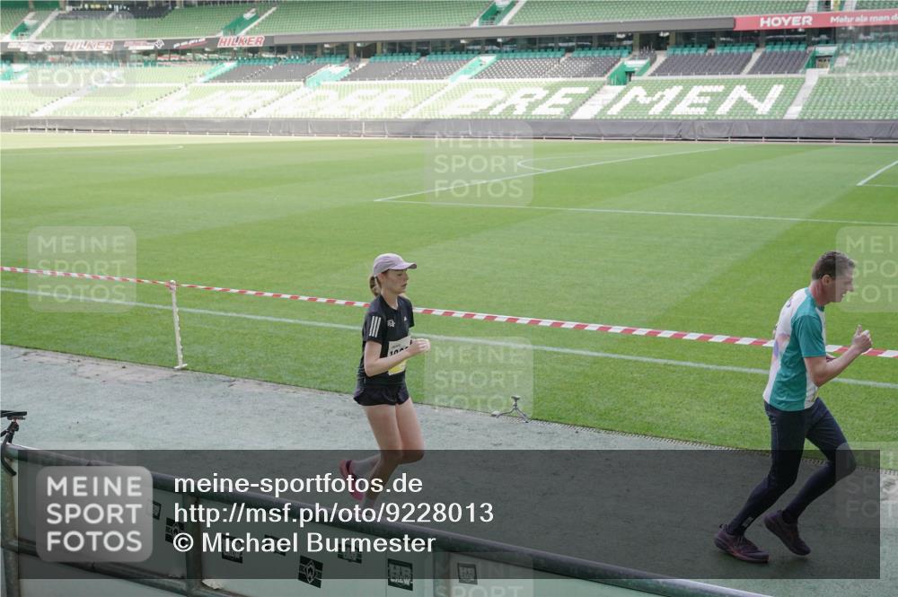 05.10.2025 - 20. swb-Marathon Bremen Michael Burmester http://msf.ph/oto/9228013 05.10.2025 10:25:31 Laufen im Stadion 9006, 9302, 9361, 9558, 9614, 9775, 9849, 9865, 9884, 9919, 9967, 10104, 10155, 10306, 10348, 10474, 10505, 10541, 10553, 10554, 10652, 10666, 10961, 10979, 11230, 11256, 11304, 11316, 11346, 11403, 11503, 11581, 11640, 11666, 11745, 8187, 9253, 9700, 10208, 10375, 10691, 10744, 10910, 11217, 11476, 11725 meine-sportfotos.de