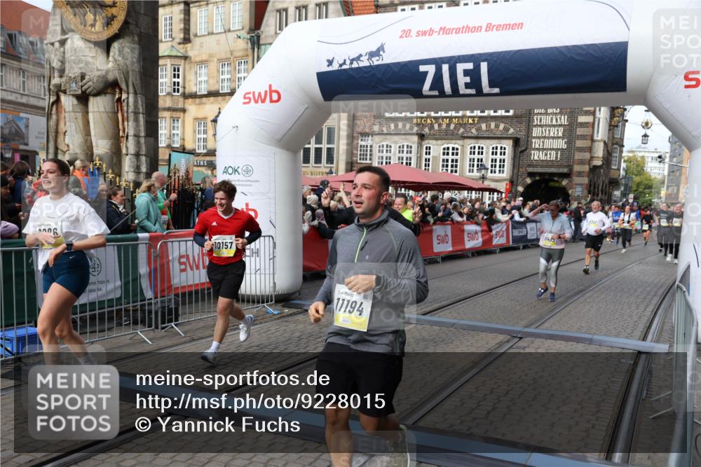 05.10.2025 - 20. swb-Marathon Bremen Yannick Fuchs http://msf.ph/oto/9228015 05.10.2025 11:01:38 Ziel 7908, 9286, 9322, 9371, 10157, 10336, 11194, 11493, 11633 meine-sportfotos.de