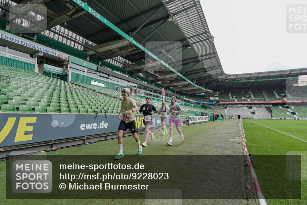 05.10.2025 - 20. swb-Marathon Bremen Michael Burmester http://msf.ph/oto/9228023 05.10.2025 12:25:31 Laufen im Stadion 153, 263, 364, 438, 559, 1068, 1077, 1162, 1289, 1921, 1539 meine-sportfotos.de