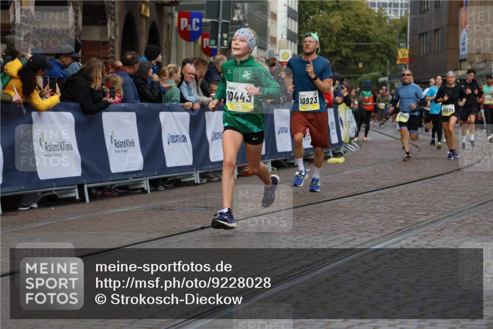 05.10.2025 - 20. swb-Marathon Bremen Strokosch-Dieckow http://msf.ph/oto/9228028 05.10.2025 10:50:18 Ziel 8866, 9740, 10022, 10400, 10443, 10537, 10923, 11022, 11254, 11298, 11460, 11531 meine-sportfotos.de