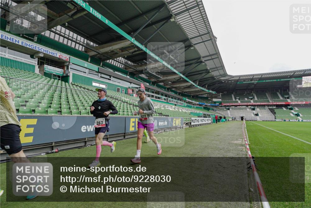05.10.2025 - 20. swb-Marathon Bremen Michael Burmester http://msf.ph/oto/9228030 05.10.2025 12:25:32 Laufen im Stadion 153, 263, 364, 438, 559, 1068, 1077, 1162, 1289, 1921, 1539 meine-sportfotos.de