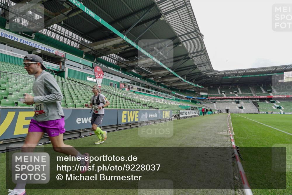 05.10.2025 - 20. swb-Marathon Bremen Michael Burmester http://msf.ph/oto/9228037 05.10.2025 12:25:32 Laufen im Stadion 153, 263, 364, 438, 559, 1068, 1077, 1162, 1289, 1921, 1539 meine-sportfotos.de