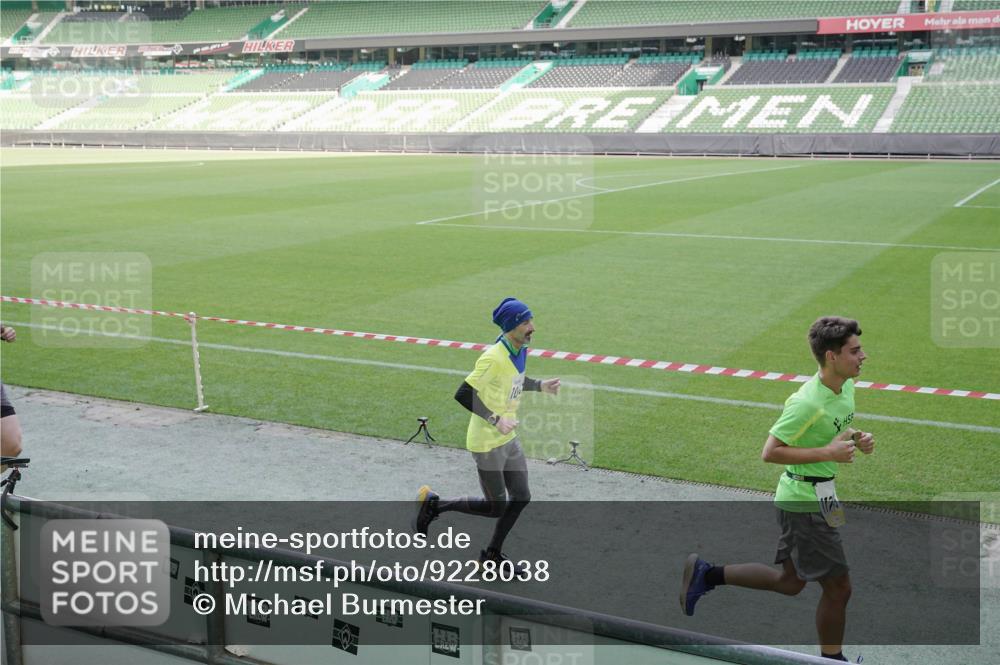 05.10.2025 - 20. swb-Marathon Bremen Michael Burmester http://msf.ph/oto/9228038 05.10.2025 10:25:35 Laufen im Stadion 9006, 9302, 9361, 9558, 9614, 9775, 9849, 9865, 9884, 9919, 9967, 10104, 10155, 10306, 10348, 10474, 10505, 10541, 10553, 10554, 10652, 10666, 10961, 10979, 11178, 11230, 11256, 11304, 11316, 11346, 11403, 11422, 11503, 11581, 11666, 11745, 8187, 9253, 9700, 10208, 10375, 10691, 10910, 11217, 11476, 11640, 11725 meine-sportfotos.de