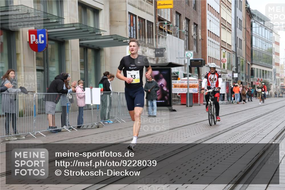 05.10.2025 - 20. swb-Marathon Bremen Strokosch-Dieckow http://msf.ph/oto/9228039 05.10.2025 10:28:12 Ziel 2, 33, 2, 33 meine-sportfotos.de