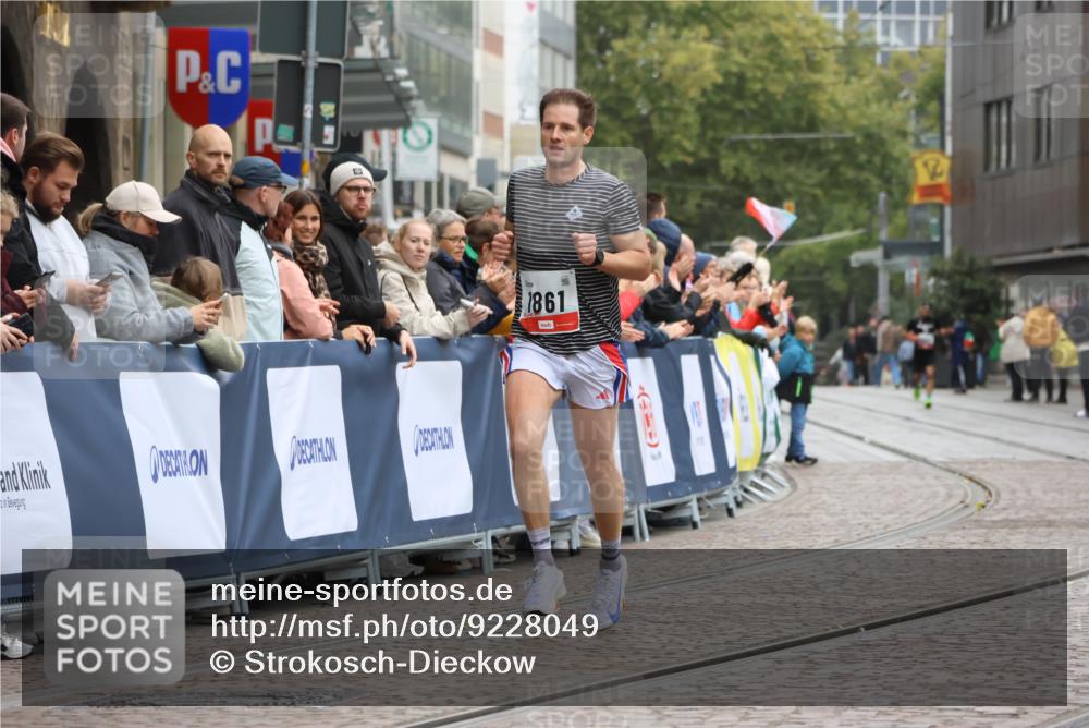 05.10.2025 - 20. swb-Marathon Bremen Strokosch-Dieckow http://msf.ph/oto/9228049 05.10.2025 12:25:48 Ziel 535, 1861 meine-sportfotos.de