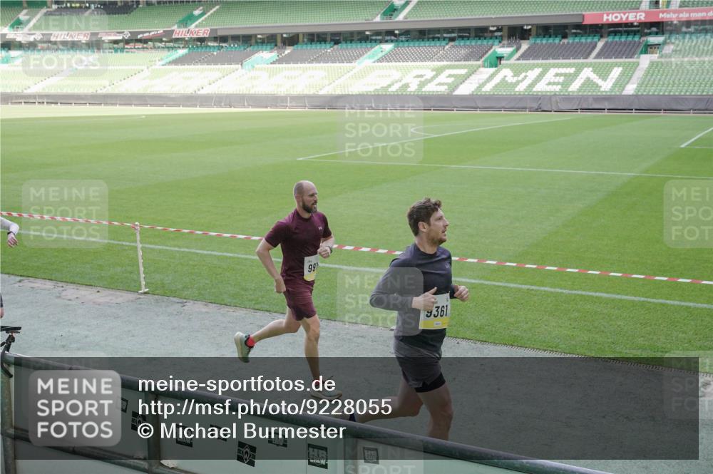 05.10.2025 - 20. swb-Marathon Bremen Michael Burmester http://msf.ph/oto/9228055 05.10.2025 10:25:36 Laufen im Stadion 9006, 9170, 9302, 9361, 9558, 9614, 9775, 9849, 9865, 9884, 9919, 9967, 10104, 10155, 10306, 10348, 10474, 10505, 10541, 10553, 10554, 10652, 10666, 10961, 10979, 11178, 11230, 11256, 11304, 11316, 11346, 11403, 11422, 11503, 11581, 11666, 11745, 8187, 9253, 9700, 10375, 10691, 10910, 11217, 11304, 11476, 11640, 11725 meine-sportfotos.de