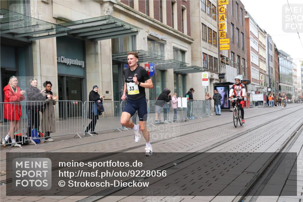 05.10.2025 - 20. swb-Marathon Bremen Strokosch-Dieckow http://msf.ph/oto/9228056 05.10.2025 10:28:13 Ziel 2, 33, 2, 33 meine-sportfotos.de
