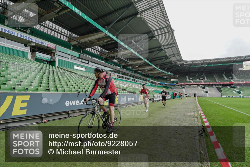 05.10.2025 - 20. swb-Marathon Bremen Michael Burmester http://msf.ph/oto/9228057 05.10.2025 12:26:00 Laufen im Stadion 5, 7, 153, 263, 364, 438, 559, 765, 923, 1068, 1077, 1155, 1289, 1618, 1643, 1162, 1289, 1921 meine-sportfotos.de