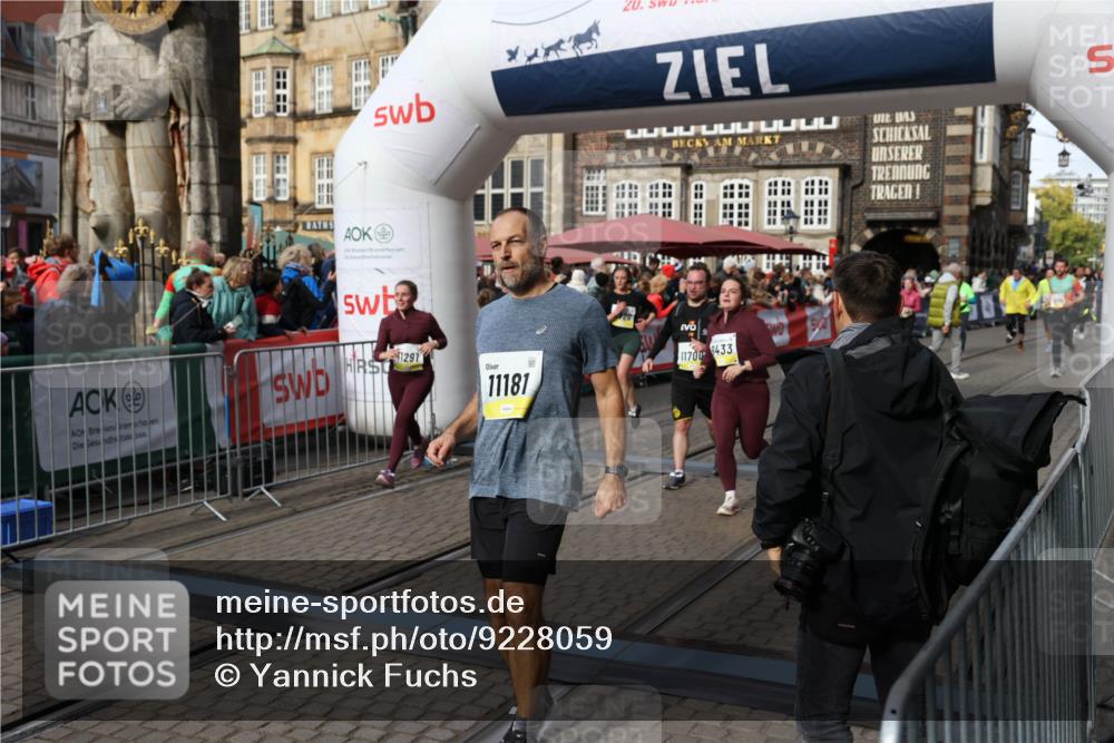 05.10.2025 - 20. swb-Marathon Bremen Yannick Fuchs http://msf.ph/oto/9228059 05.10.2025 10:58:35 Ziel 9433, 9608, 9820, 10055, 10084, 10408, 10586, 11181, 11184, 11291, 11495, 11591, 11700 meine-sportfotos.de