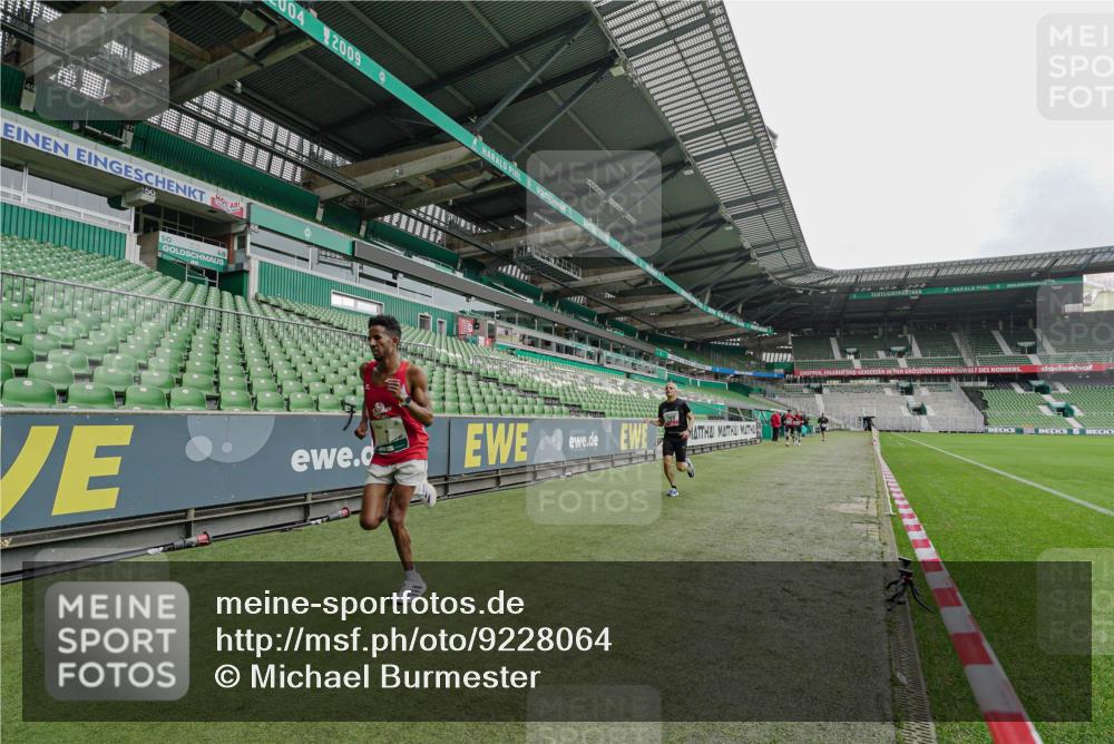 05.10.2025 - 20. swb-Marathon Bremen Michael Burmester http://msf.ph/oto/9228064 05.10.2025 12:26:01 Laufen im Stadion 5, 7, 153, 263, 364, 438, 559, 765, 923, 1068, 1077, 1155, 1618, 1643, 1162, 1289, 1921 meine-sportfotos.de