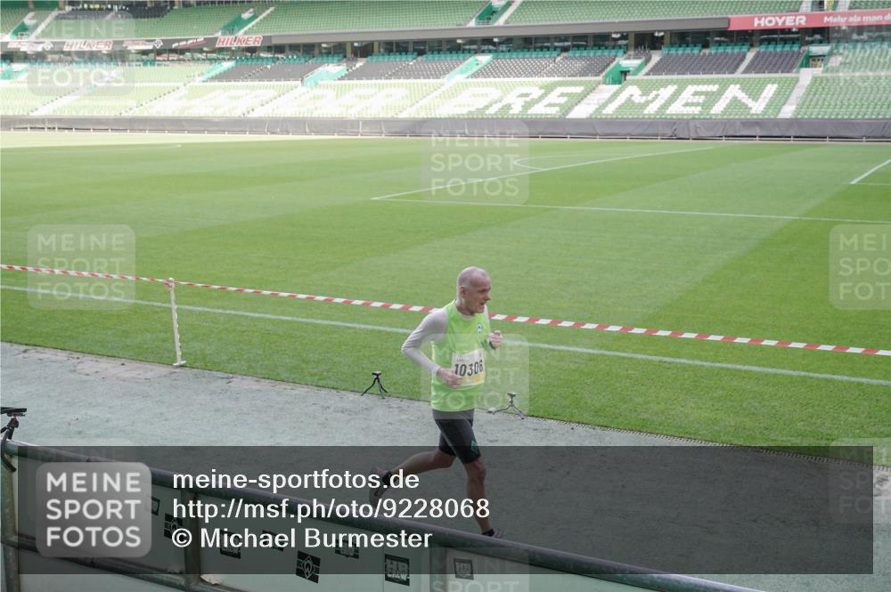 05.10.2025 - 20. swb-Marathon Bremen Michael Burmester http://msf.ph/oto/9228068 05.10.2025 10:25:37 Laufen im Stadion 9006, 9170, 9302, 9361, 9558, 9614, 9775, 9849, 9865, 9884, 9919, 9967, 10104, 10155, 10306, 10348, 10474, 10505, 10541, 10553, 10554, 10652, 10666, 10961, 10979, 11178, 11230, 11256, 11316, 11346, 11403, 11422, 11503, 11581, 11666, 11745, 8187, 9253, 9700, 10375, 10691, 10910, 11217, 11304, 11476, 11640, 11725 meine-sportfotos.de