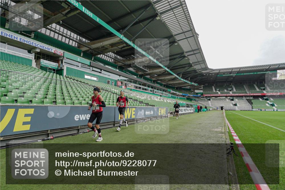 05.10.2025 - 20. swb-Marathon Bremen Michael Burmester http://msf.ph/oto/9228077 05.10.2025 12:26:09 Laufen im Stadion 5, 7, 153, 263, 364, 438, 559, 765, 923, 1068, 1077, 1155, 1618, 1643, 364, 1162, 1289, 1921 meine-sportfotos.de