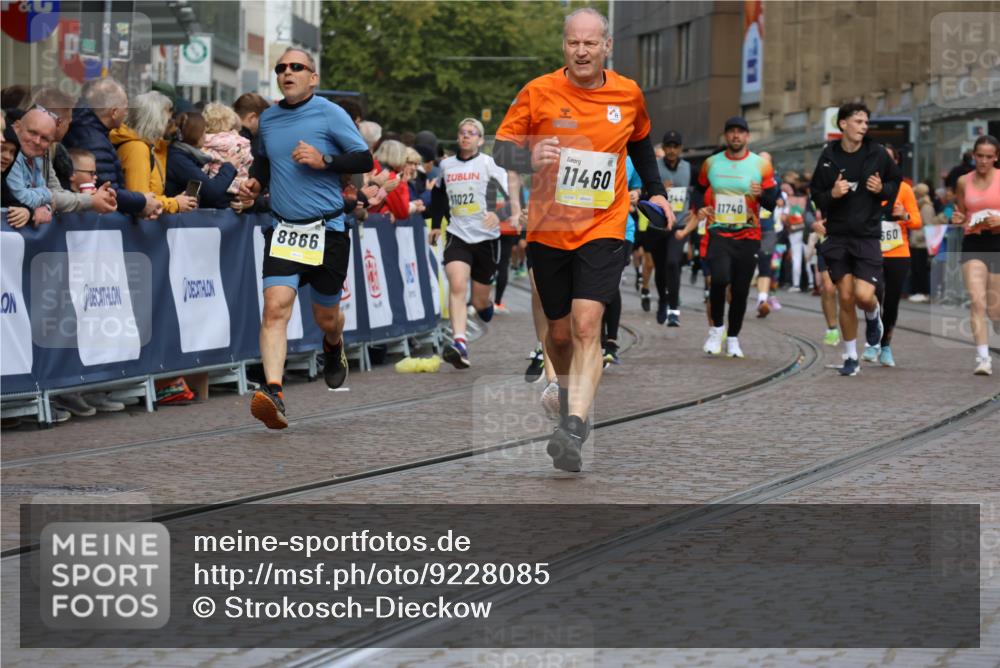 05.10.2025 - 20. swb-Marathon Bremen Strokosch-Dieckow http://msf.ph/oto/9228085 05.10.2025 10:50:21 Ziel 8866, 9740, 10066, 10443, 10537, 10638, 10923, 11022, 11239, 11241, 11254, 11298, 11344, 11460, 11531, 11740 meine-sportfotos.de