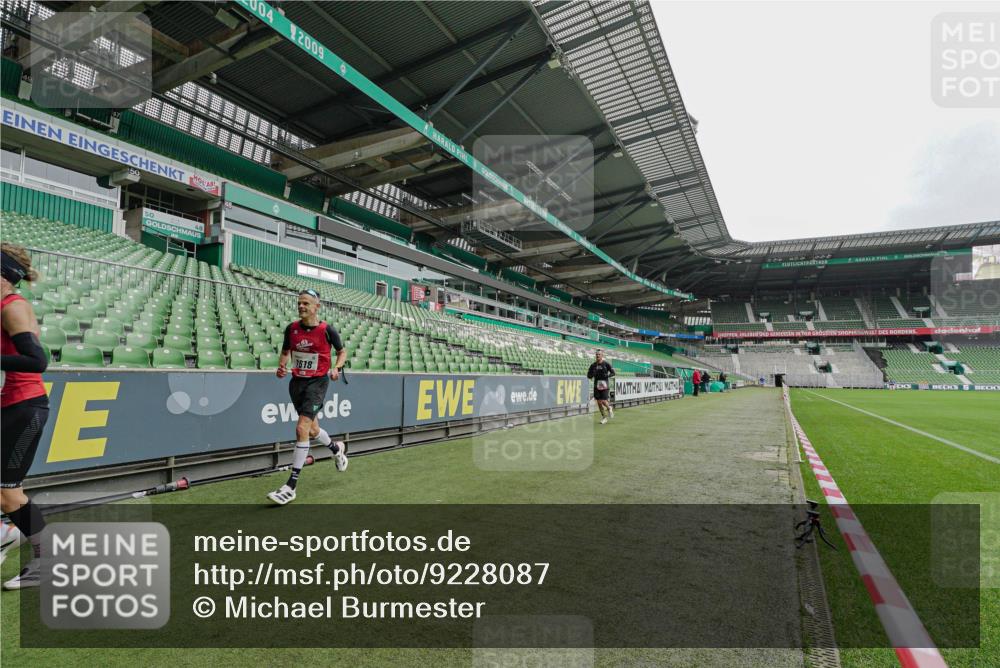 05.10.2025 - 20. swb-Marathon Bremen Michael Burmester http://msf.ph/oto/9228087 05.10.2025 12:26:09 Laufen im Stadion 5, 7, 153, 263, 364, 438, 559, 765, 923, 1068, 1077, 1155, 1618, 1643, 364, 1162, 1289, 1921 meine-sportfotos.de