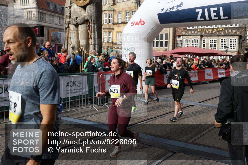 05.10.2025 - 20. swb-Marathon Bremen Yannick Fuchs http://msf.ph/oto/9228096 05.10.2025 10:58:36 Ziel 9433, 9608, 9820, 10055, 10084, 10261, 10408, 10586, 10988, 11181, 11291, 11591, 11700 meine-sportfotos.de