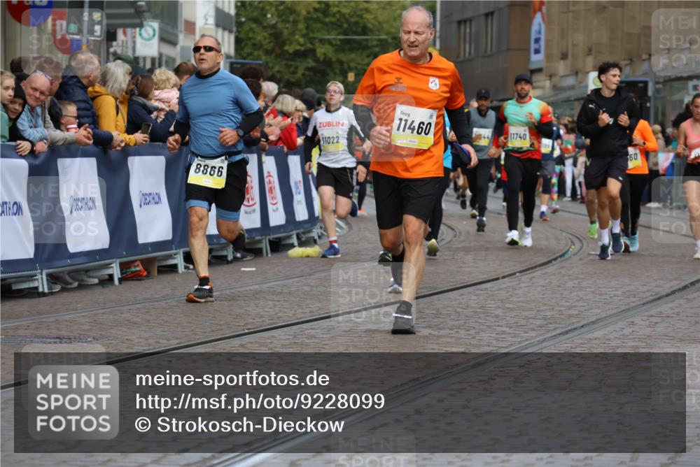 05.10.2025 - 20. swb-Marathon Bremen Strokosch-Dieckow http://msf.ph/oto/9228099 05.10.2025 10:50:21 Ziel 8866, 9740, 10066, 10443, 10537, 10638, 10923, 11022, 11239, 11241, 11254, 11298, 11344, 11460, 11531, 11740 meine-sportfotos.de