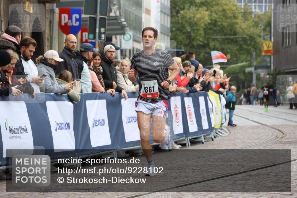 05.10.2025 - 20. swb-Marathon Bremen Strokosch-Dieckow http://msf.ph/oto/9228102 05.10.2025 12:25:48 Ziel 535, 1861 meine-sportfotos.de