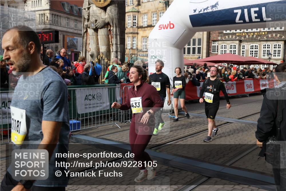 05.10.2025 - 20. swb-Marathon Bremen Yannick Fuchs http://msf.ph/oto/9228105 05.10.2025 10:58:36 Ziel 9433, 9608, 9820, 10055, 10084, 10261, 10408, 10586, 10988, 11181, 11291, 11591, 11700 meine-sportfotos.de
