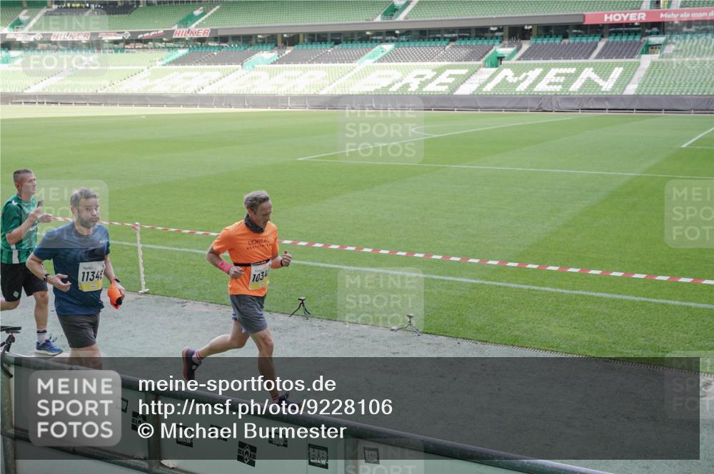 05.10.2025 - 20. swb-Marathon Bremen Michael Burmester http://msf.ph/oto/9228106 05.10.2025 10:25:40 Laufen im Stadion 9006, 9170, 9302, 9361, 9558, 9614, 9775, 9849, 9865, 9884, 9919, 9967, 10104, 10155, 10306, 10348, 10474, 10505, 10541, 10553, 10554, 10559, 10652, 10666, 10780, 10961, 10979, 11178, 11230, 11256, 11316, 11346, 11403, 11422, 11503, 11581, 11617, 11666, 11745, 8187, 9253, 9700, 10375, 10691, 10910, 10979, 11217, 11304, 11640, 11725 meine-sportfotos.de