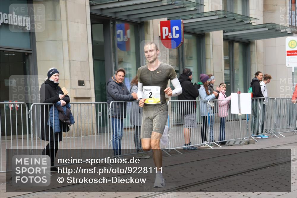 05.10.2025 - 20. swb-Marathon Bremen Strokosch-Dieckow http://msf.ph/oto/9228111 05.10.2025 10:28:21 Ziel 2, 2 meine-sportfotos.de