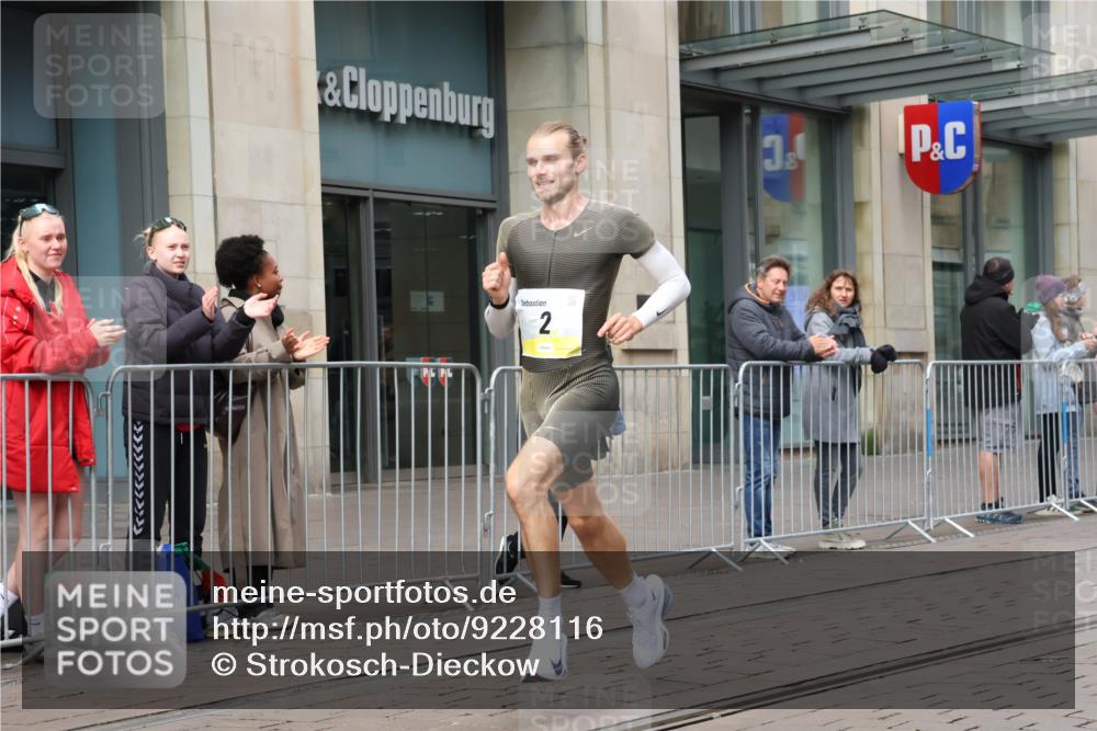 05.10.2025 - 20. swb-Marathon Bremen Strokosch-Dieckow http://msf.ph/oto/9228116 05.10.2025 10:28:21 Ziel 2, 2 meine-sportfotos.de