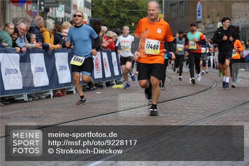 05.10.2025 - 20. swb-Marathon Bremen Strokosch-Dieckow http://msf.ph/oto/9228117 05.10.2025 10:50:21 Ziel 8866, 9740, 10066, 10443, 10537, 10638, 10923, 11022, 11239, 11241, 11254, 11298, 11344, 11460, 11531, 11740 meine-sportfotos.de