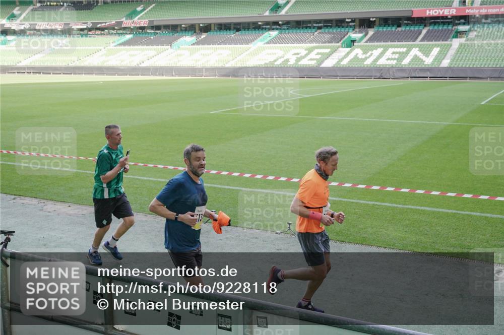 05.10.2025 - 20. swb-Marathon Bremen Michael Burmester http://msf.ph/oto/9228118 05.10.2025 10:25:40 Laufen im Stadion 9006, 9170, 9302, 9361, 9558, 9614, 9775, 9849, 9865, 9884, 9919, 9967, 10104, 10155, 10306, 10348, 10474, 10505, 10541, 10553, 10554, 10559, 10652, 10666, 10780, 10961, 10979, 11178, 11230, 11256, 11316, 11346, 11403, 11422, 11503, 11581, 11617, 11666, 11745, 8187, 9253, 9700, 10375, 10691, 10910, 10979, 11217, 11304, 11640, 11725 meine-sportfotos.de