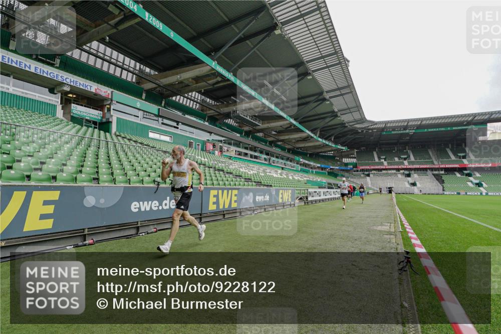 05.10.2025 - 20. swb-Marathon Bremen Michael Burmester http://msf.ph/oto/9228122 05.10.2025 12:27:17 Laufen im Stadion 303, 758, 942, 1571, 1687, 1700, 1969, 2175, 7, 942, 1155 meine-sportfotos.de