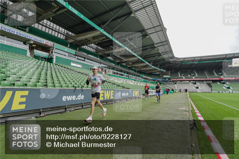 05.10.2025 - 20. swb-Marathon Bremen Michael Burmester http://msf.ph/oto/9228127 05.10.2025 12:27:21 Laufen im Stadion 303, 758, 1571, 1687, 1700, 1969, 2175, 942 meine-sportfotos.de