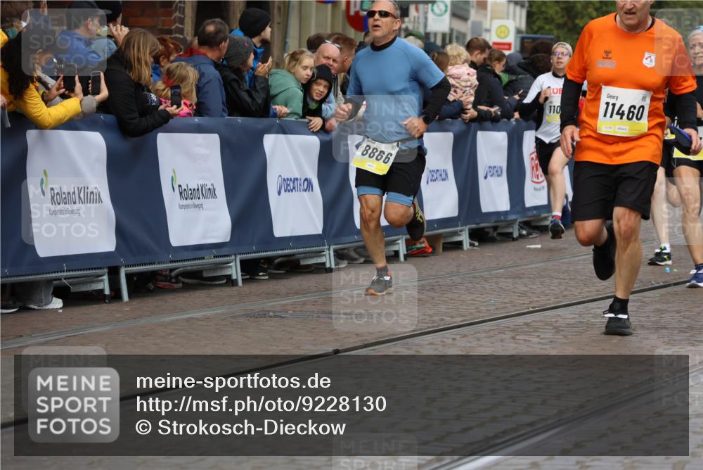05.10.2025 - 20. swb-Marathon Bremen Strokosch-Dieckow http://msf.ph/oto/9228130 05.10.2025 10:50:22 Ziel 8866, 9740, 10066, 10537, 10638, 10923, 11022, 11239, 11241, 11254, 11298, 11344, 11460, 11531, 11660, 11740 meine-sportfotos.de