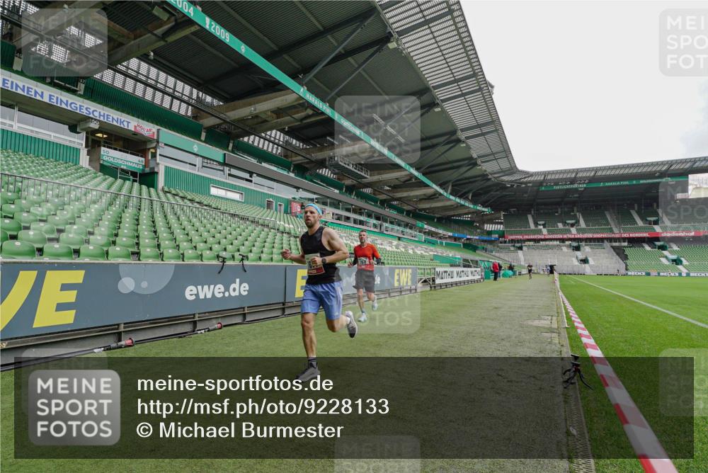 05.10.2025 - 20. swb-Marathon Bremen Michael Burmester http://msf.ph/oto/9228133 05.10.2025 12:27:23 Laufen im Stadion 303, 758, 1334, 1571, 1687, 1700, 1969, 2175, 942 meine-sportfotos.de