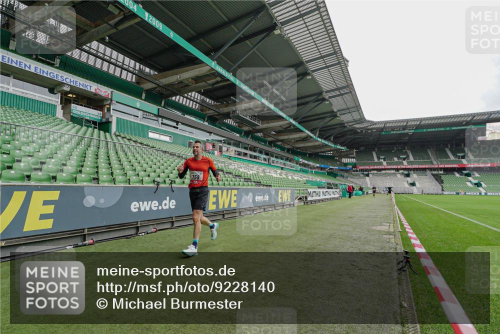 05.10.2025 - 20. swb-Marathon Bremen Michael Burmester http://msf.ph/oto/9228140 05.10.2025 12:27:24 Laufen im Stadion 303, 758, 1334, 1571, 1687, 1700, 1969, 2175, 942 meine-sportfotos.de