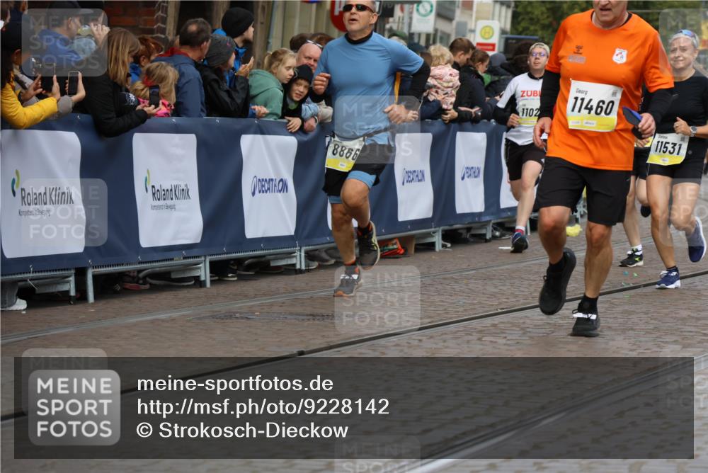 05.10.2025 - 20. swb-Marathon Bremen Strokosch-Dieckow http://msf.ph/oto/9228142 05.10.2025 10:50:22 Ziel 8866, 9740, 10066, 10537, 10638, 10923, 11022, 11239, 11241, 11254, 11298, 11344, 11460, 11531, 11660, 11740 meine-sportfotos.de