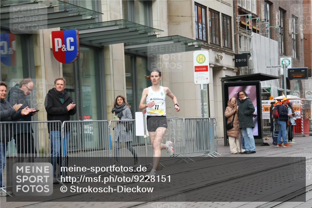 05.10.2025 - 20. swb-Marathon Bremen Strokosch-Dieckow http://msf.ph/oto/9228151 05.10.2025 10:30:04 Ziel 11, 11 meine-sportfotos.de
