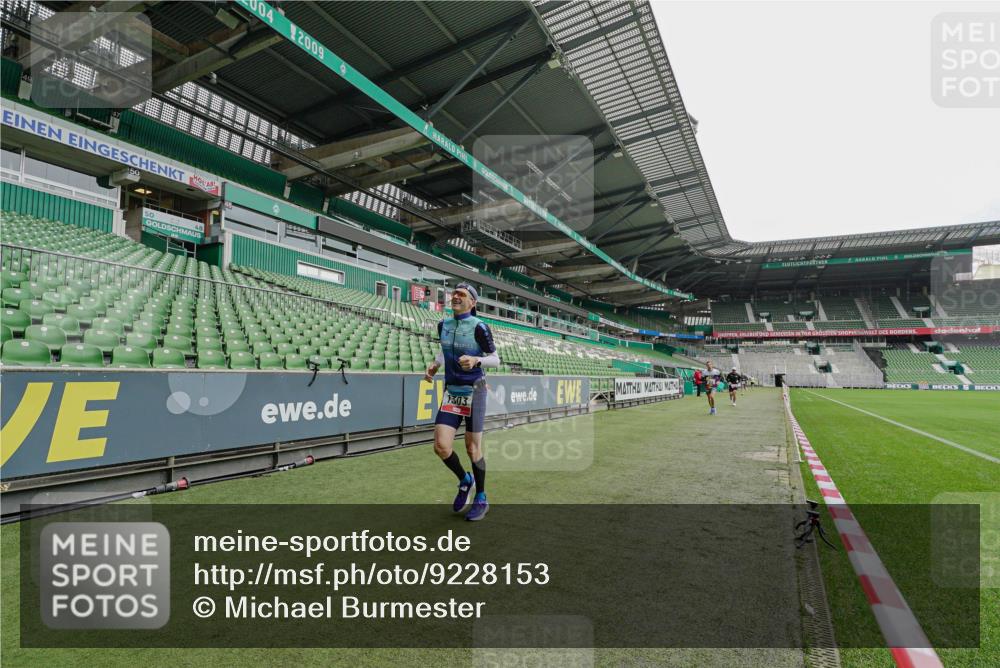 05.10.2025 - 20. swb-Marathon Bremen Michael Burmester http://msf.ph/oto/9228153 05.10.2025 12:27:44 Laufen im Stadion 258, 303, 593, 758, 1303, 1334, 1668, 1687, 2175, 1571, 1700, 1969 meine-sportfotos.de